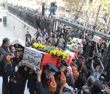 Participaci&oacuten de gran multitud oficial y popular en la procesi&oacuten de la explosi&oacuten terrorista