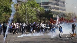Disturbios tras la manifestaci&oacuten estudiantil en Santiago