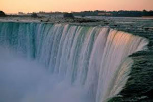 Sobrevive tras tirarse a las Cataratas del Ni&aacutegara
