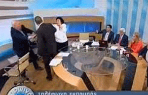 Un diputado griego agrede a dos diputadas en directo en televisi&oacuten