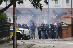 Decenas de polic&iacuteas heridos en un fogonazo de violencia sectaria en Belfast