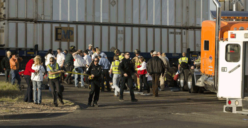 4 muertos y 17 heridos tras accidente de tren contra carroza de veteranos