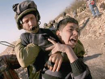 Soldados israelíes allanan las sedes de varias ONG palestinas