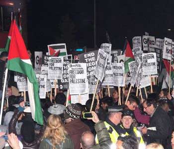 Activistas brit&aacutenicos se manifiestan contra “Israel”