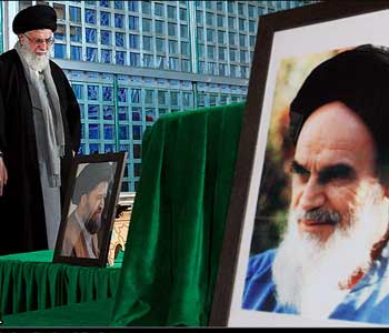 El Ayatol&aacute Jamenei rinde homenaje al Imam Jomeini