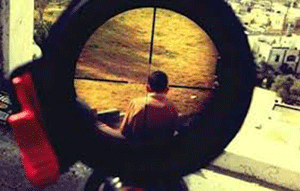 un niño palestino en el punto de mira de un rifle israelí