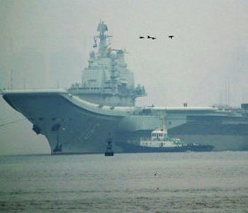 El primer portaaviones de China atraca en el puerto militar de Qingdao