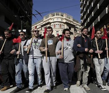 Griegos marchan al Parlamento en medio de huelga contra austeridad