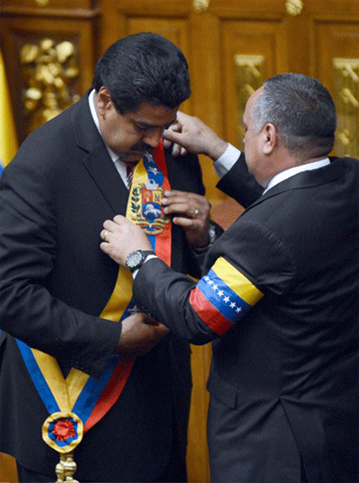 Maduro: “Esta banda (presidencial) le pertenece a Chávez”