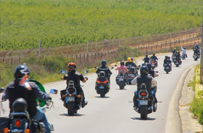 Un grupo de motociclistas desafían al enemigo israelí