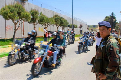 Un grupo de motociclistas desafían al enemigo israelí