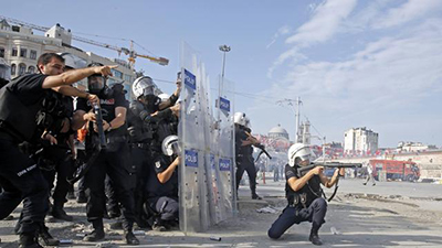 Verdadera batalla campal en la Plaza Taksim