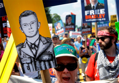 Defensa: Manning, un humanista que intentaba ’salvar vidas’