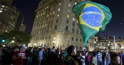 Miles de brasileños protestan atacando alcaldía de Sao Paulo