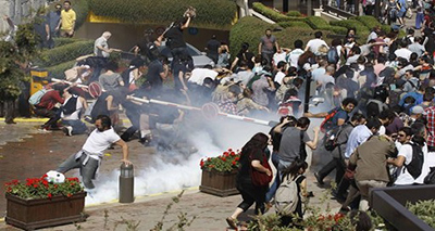 Policía turca reprime a estudiantes durante manifestación