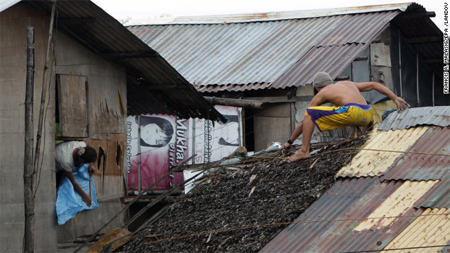 Más de 100 muertos al paso del súper huracán Haiyan por Filipinas
