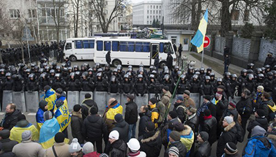 Enfrentamientos delante del ayuntamiento de Kiev