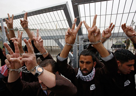 La entidad sionista libera a 26 presos palestinos