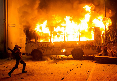Barricadas y ladrillos en la plaza de la Independencia en Kiev