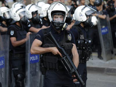 El gobierno turco despide a 350 policías