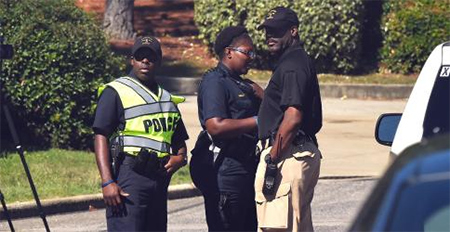 Tres muertos por un tiroteo en un centro de mensajería de Alabama