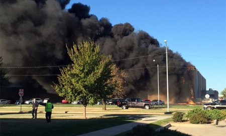 Un avión se choca contra un edificio en Kansas, EEUU