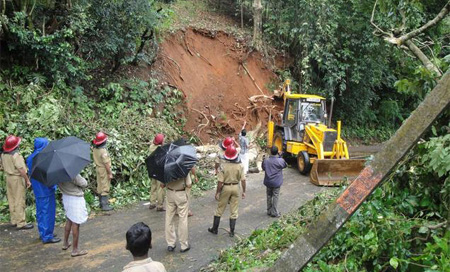 Más de 150 muertos en un alud de tierra en Sri Lanka