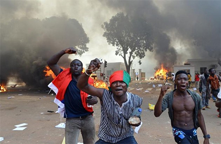 El presidente de Burkina Faso dimite y el jefe del Ejército asume el poder