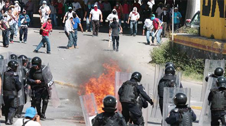 Enfrentamientos en México por la desaparición de estudiantes