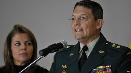 Colombia: General secuestrado por las FARC renuncia al ejército