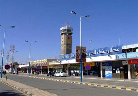 Aviación saudí bombardea el aeropuerto de Sanaa y destruye un avión civil