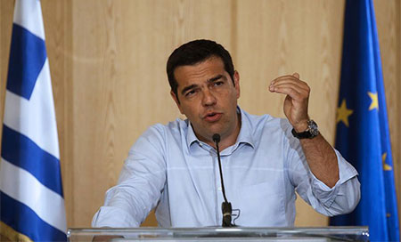 El primer ministro griego Alexis Tsipras  anuncia su dimisión