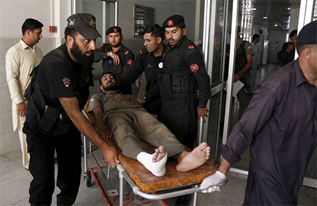 Terroristas de Talibán atacan una base militar en Pakistán