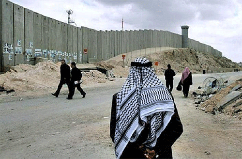 Contrastan el Muro de Apartheid en Palestina con una estatua de Mandela