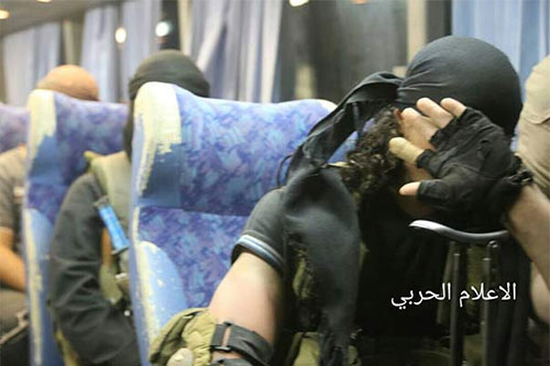 Los terroristas de Al Nusra abandonan Líbano bajo banderas de Hezbolá y el Ejército