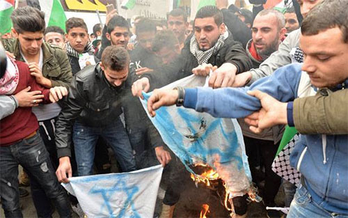 Masiva manifestación de protesta ante la embajada estadounidense en Beirut