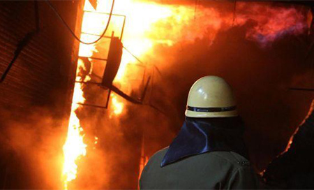 Más de 15 muertos por un incendio en un edificio comercial de la India 