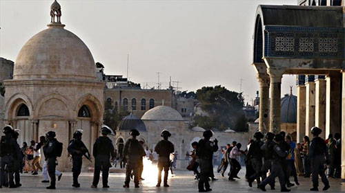 Colonos judíos profanan iglesias y mezquitas en Palestina ocupada