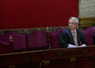 Baltasar Garz&oacuten sube al estrado ahora es el acusado
