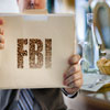 Un agente del FBI se olvida una carpeta con documentos secretos en un caf&eacute; en Francia