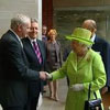 Hist&oacuterico apret&oacuten de manos en Belfast