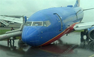 Un avión aterriza en Nueva York sin el tren de aterrizaje delantero