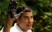 El Presidente de Ecuador muestra &rsquo;la mano sucia de Chevron&rsquo;