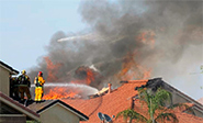 Un avión militar se estrella contra una zona residencial de California