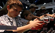 Legisladora de Arizona pide prohibir uso de armas automáticas a niños