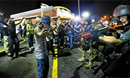 Vuelve la tensión a Ferguson tras disparar a un policía