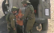 Soldados israelíes detienen a un niño palestino discapacitado mental