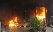 Manifestantes incendian el ayuntamiento de Iguala en M&eacute;xico