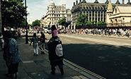 Pasea en el centro de Londres con la bandera de Daesh