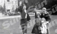 Filtran pol&eacute;micas fotos de la reina Isabel II haciendo el saludo nazi